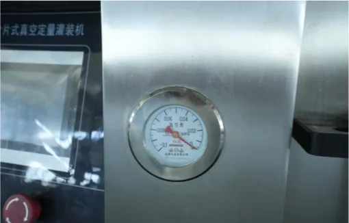 Vacuum gauge on the sausage filler